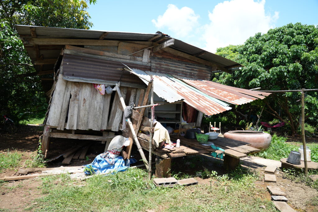 เพิงไม้ผุพัง